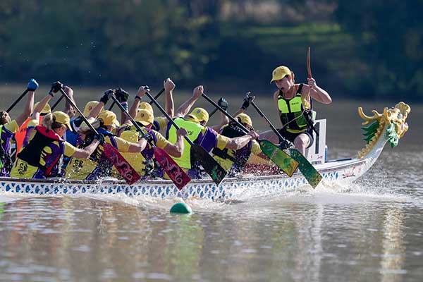 Full dragonboat with leader shouting