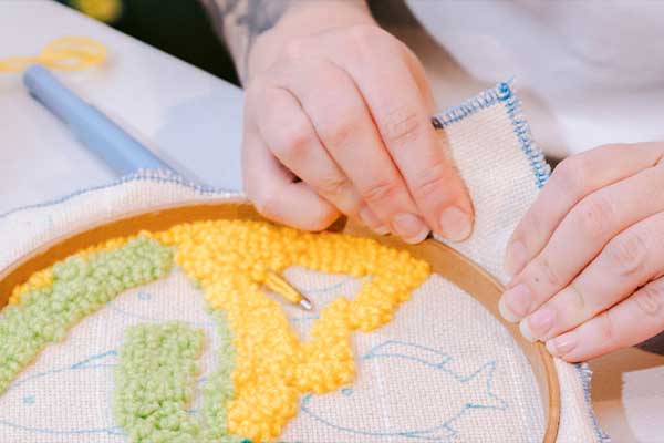 hands tufting