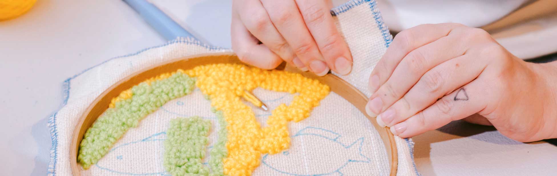 hands tufting